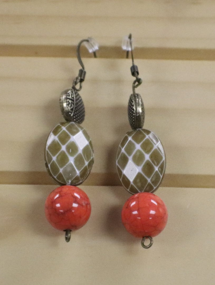 Earrings with Diamond and coral bead